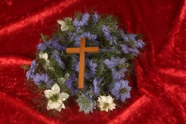 Kırmızı reçel ile kalp şeklinde çerez çiçek sembolü, copysp