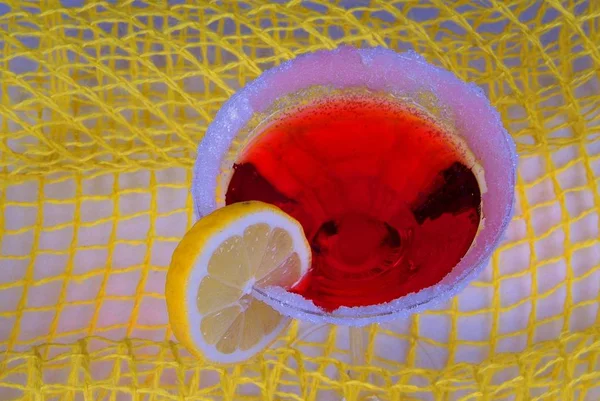 kremalı pancar çorbası ( kırmızı borş ) hea ile süslenmiş cam