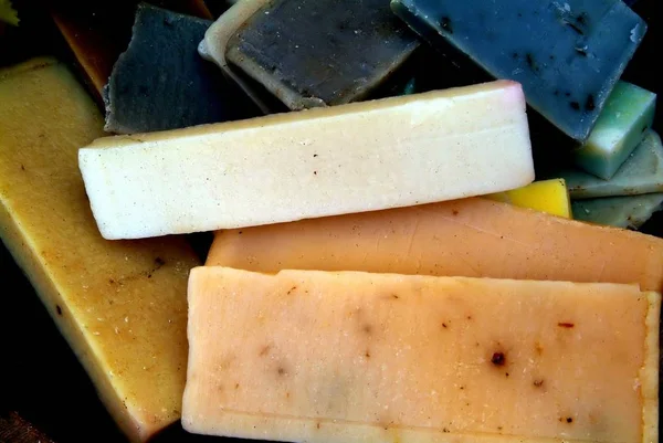 Newsp'de çeşitli renklerde dörtgen sabun parçaları görüntülenir