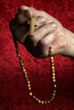 Erkekler darck arka planda bir şey için pozisyon eller