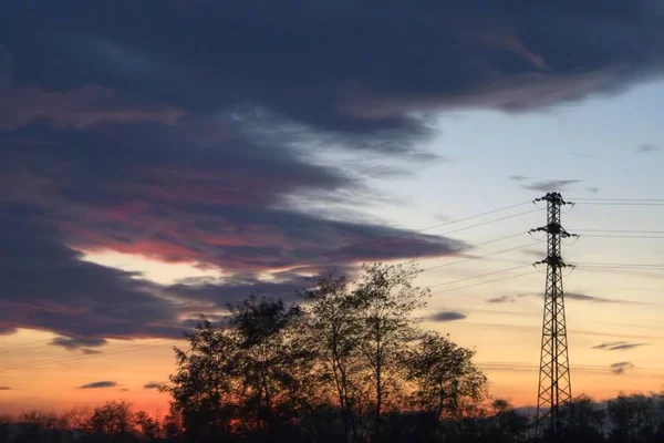 Um pôr-do-sol que simboliza a transição energética . — Fotografia de Stock