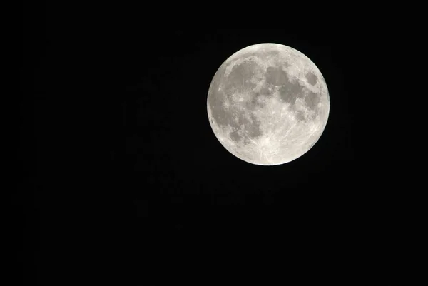 Вид фазы лунного затмения через телефотообъектив — стоковое фото