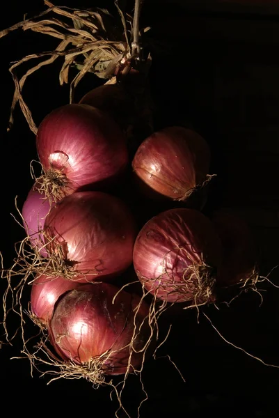 Tavandan sarkan soğan ve sarımsak demeti