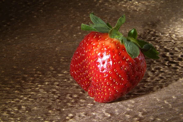 Koyu arka plana karşı kırmızı çilek