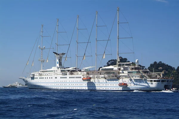 Cruzeiro Club Med 2 ancorado na baía de Portofino . — Fotografia de Stock