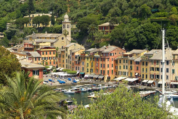 Ön planda tekneler ile Portofino evler