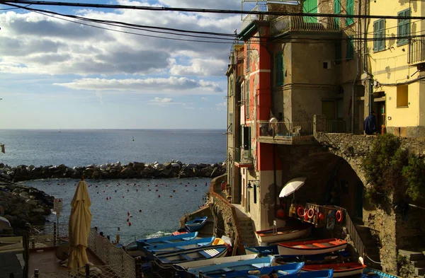 Vesnice Riomaggiore, skály a moře pokryté mraky. Cinque — Stock fotografie