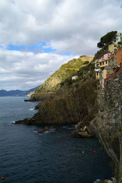 Dorp van Riomaggiore, rotsen en zee bedekt met wolken. Cinque — Stockfoto