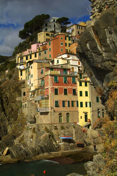 Villaggio di Riomaggiore, scogli e mare coperti da nuvole. Cinque Cinque — Foto Stock