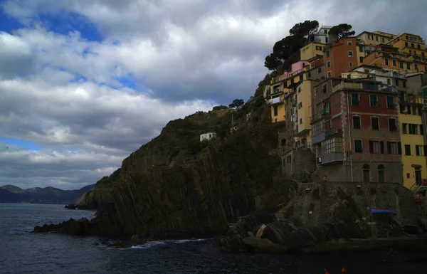 Pueblo de Riomaggiore, rocas y mar cubierto de nubes. Cinque. — Foto de Stock