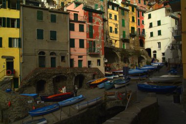 Riomaggiore köyü, kayalar ve deniz bulutlarla kaplı. Cinque 