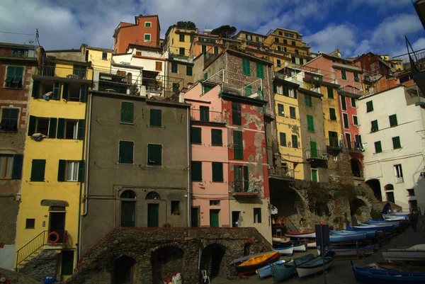 Byn Manarola, klippor och hav täckt av moln. Cinque ter — Stockfoto