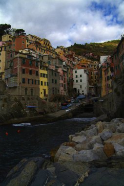 Riomaggiore köyü, kayalar ve deniz bulutlarla kaplı. Cinque 