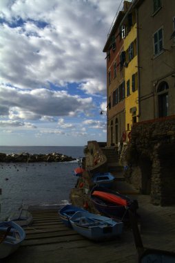 Riomaggiore köyü, kayalar ve deniz bulutlarla kaplı. Cinque 