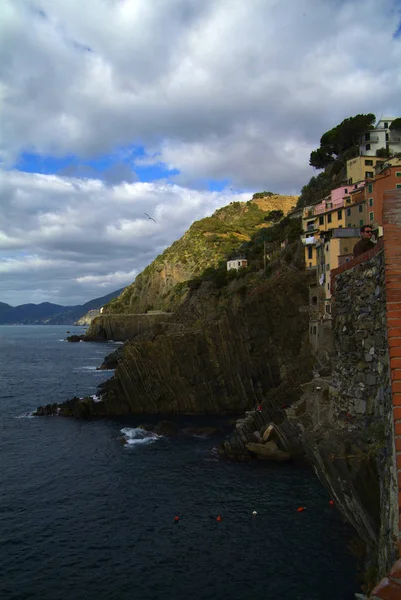 Pueblo de Riomaggiore, rocas y mar cubierto de nubes. Cinque. —  Fotos de Stock