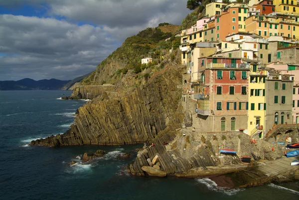 Vesnice Riomaggiore, skály a moře pokryté mraky. Cinque — Stock fotografie