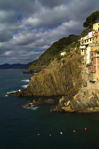 Vesnice Riomaggiore, skály a moře pokryté mraky. Cinque — Stock fotografie