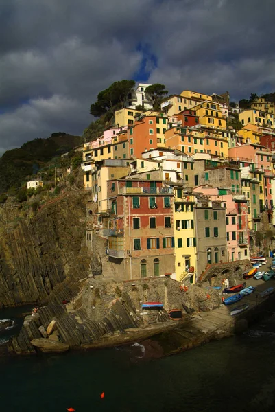 Aldeia de Riomaggiore, rochas e mar coberto por nuvens. Cinque... — Fotografia de Stock