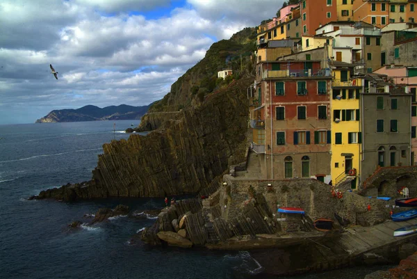 Aldeia de Riomaggiore, rochas e mar coberto por nuvens. Cinque... — Fotografia de Stock