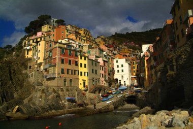 Riomaggiore köyü, kayalar ve deniz bulutlarla kaplı. Cinque 