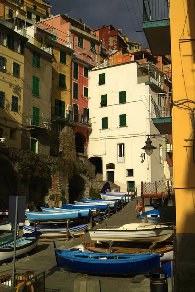 Pueblo de Riomaggiore, rocas y mar cubierto de nubes. Cinque. — Foto de Stock