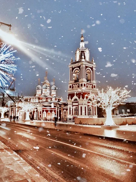 Şehirde noel süsü.