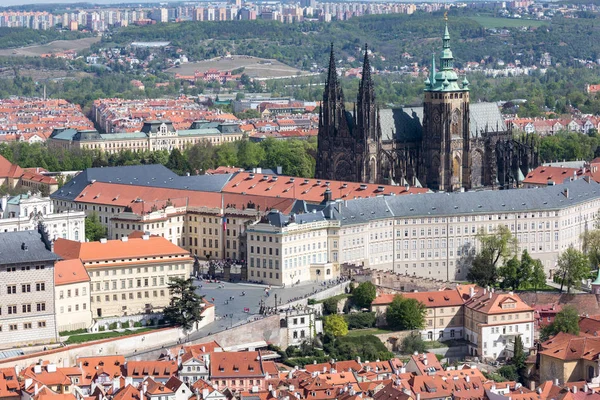 El panorama del puente de Carlos y Prazhsky Hrad en el centro de Praga — Foto de Stock