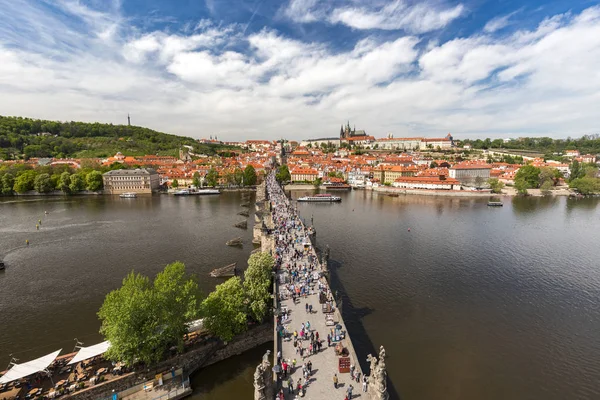 CIUDAD DE PRAGA, REPÚBLICA CHECA - 26 DE ABRIL DE 2019 - Editorial: Vista del Puente de Carlos (Karluv most) y del Castillo de Praga — Foto de Stock