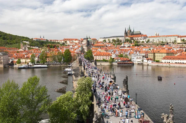 CIUDAD DE PRAGA, REPÚBLICA CHECA - 26 DE ABRIL DE 2019 - Editorial: Vista del Puente de Carlos (Karluv most) y del Castillo de Praga — Foto de Stock