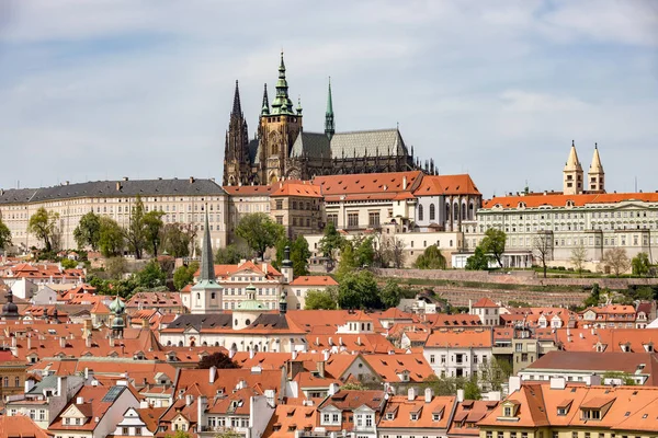 El panorama del puente de Carlos y Prazhsky Hrad en el centro de Praga — Foto de Stock