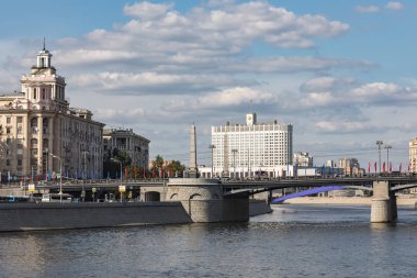 Moskova, Rusya - 23 Ağustos 2019. Moskova nehri üzerinde Borodino köprü ve Güneşli yaz hava hükümet Binası bir görünüm.