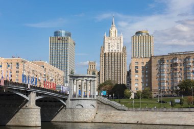 Moskova, Rusya - 23 Ağustos 2019. Rusya Dışişleri Bakanlığı Borodino köprüsünün arka planı üzerine