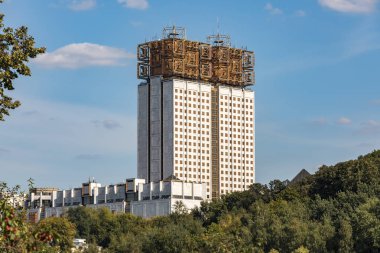 Moskova - 23 Ağustos 2019: Rusya Federasyonu binası Bilim Akademisi, Moskova şehir tarihi merkezinde popüler dönüm noktası.