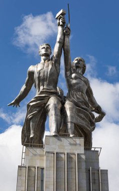 Moskova, Rusya - 25 Ağustos 2019: Rabochiy i Kolkhoznitsa heykeli (İşçi ve Kolkhoz Woman). Ünlü Sovyet heykeltıraş Vera Mukhina anıtı. 1937 yılında Moskova'da paslanmaz çelikten yapılmıştır