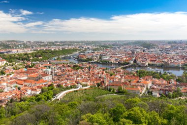 Güneşli bir günde yukarıdan Vltava ve Charles Köprüsü Panoraması. Prag. Çekçe