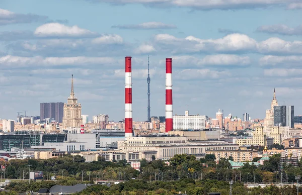 Moscova, Rusia - 23 august 2019. Vedere pentru turnul TV Moscova, CHP-12 și Ostankino de pe puntea de observație de pe dealurile Sparrow . — Fotografie, imagine de stoc