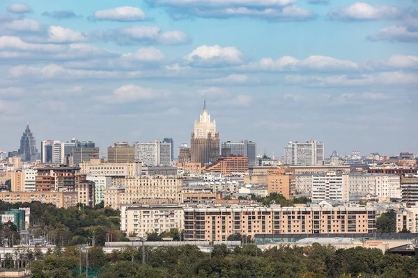 Moscova, Rusia - 23 august 2019. Vedere a clădirii Ministerului Afacerilor Externe al Rusiei de pe puntea de observație de pe dealurile Sparrow . — Fotografie, imagine de stoc