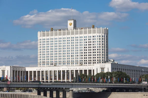 Moscow, Oroszország-augusztus 23, 2019. Az Orosz Föderáció kormányának háza (fehér ház). Orosz kormány háza. Híres államépítés a kék ég ellen. — Stock Fotó