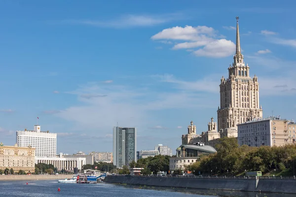 莫斯科，俄罗斯 - 2019年8月23日。酒店"乌克兰"网络"Radisson集合" - 高层建筑，建于莫斯科1953-1957年，由建筑师阿尔卡季·莫尔德维诺夫，维亚切斯拉夫·奥尔塔尔热夫斯基和首席德 — 图库照片