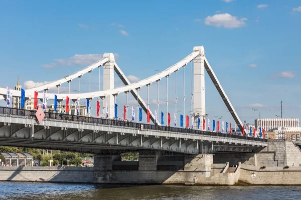 Moskva / Russland - 23. august 2019; Krymsky Bridge eller Krim Bridge er en hengebro i Moskva, Russland. . – stockfoto