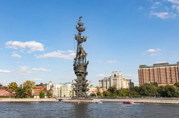 MOSCOW, RUSSIA - AUGUST 23: Peter det store monumentet i Moskva 23. august 2019. Monumentet ble tegnet av Zurab Tsereteli til minne om 300 år av den russiske marinen i 1997. . – stockfoto