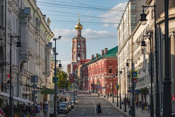 Moscou, Rússia - 23 de agosto de 2019: Mosteiro de Vysoko-Petrovsky em Moscou. O campanário com a Igreja da Intercessão da Bem-aventurada Virgem Maria e a Igreja do ícone Tolga da Mãe de — Fotografia de Stock