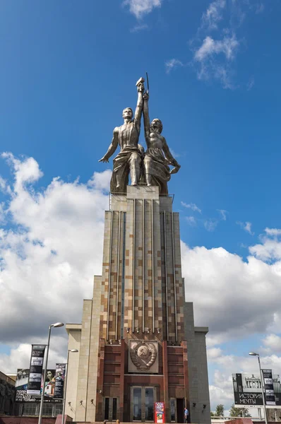 MOSCOW, RUSSIA 25 Agustus 2019: Patung Rabochiy i Kolkhoznitsa (Pekerja dan Kolkhoz Woman). Monumen terkenal milik pemahat Soviet Vera Mukhina. Terbuat dari baja tahan karat pada tahun 1937 di Moskow — Stok Foto