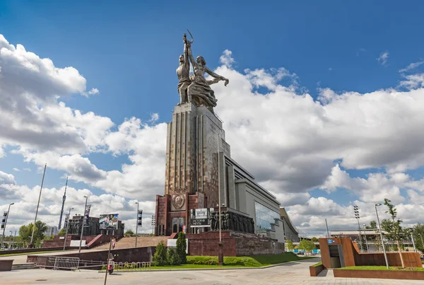 MOSCA, RUSSIA - 25 AGOSTO 2019: La scultura di Rabochiy i Kolkhoznitsa (Lavoratrice e Donna Kolkhoz). Famoso monumento sovietico dello scultore Vera Mukhina. Realizzato in acciaio inossidabile nel 1937 a Mosca — Foto Stock