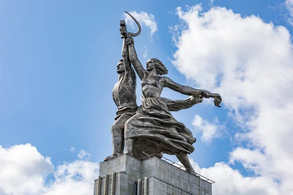 MOSCOVA, RUSIA - 25 AUGUST 2019: Sculptura lui Rabochiy i Kolkhoznitsa (Muncitor și Kolkhoz Woman). Celebrul monument sovietic al sculptorului Vera Mukhina. Fabricat din oțel inoxidabil în 1937 la Moscova — Fotografie, imagine de stoc