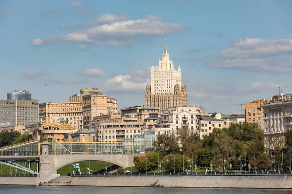 Moskva, Russland - 23. august 2019. Byggingen av Utenriksdepartementet er en av de syv som ble bygget som "Stalins skyskrapere". Bygget 1948-1953 av arkitektene Vladimir Gelfreikh, Michael Minku royaltyfrie gratis stockfoto