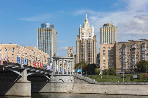 Moskva, Russland - 23. august 2019. Russlands utenriksdepartement på bakgrunn av Borodino-broen stockbilde