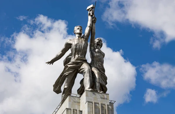 MOSCOW, RUSSIA - AUGUST 25, 2019: Skulpturen av Rabochiy i Kolkhoznitsa (Arbeider og Kolkhoz-kvinne). Et berømt sovjetmonument over skulptøren Vera Mukhina. Laget av rustfritt stål i 1937 i Moskva royaltyfrie gratis stockbilder