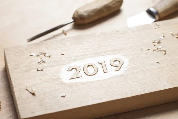 Vyřezávané dřevěné číslice 2019 nového roku na staré rustikální dřevěný stůl — Stock fotografie