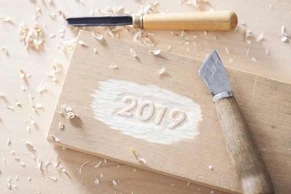Vyřezávané dřevěné číslice 2019 nového roku na staré rustikální dřevěný stůl — Stock fotografie